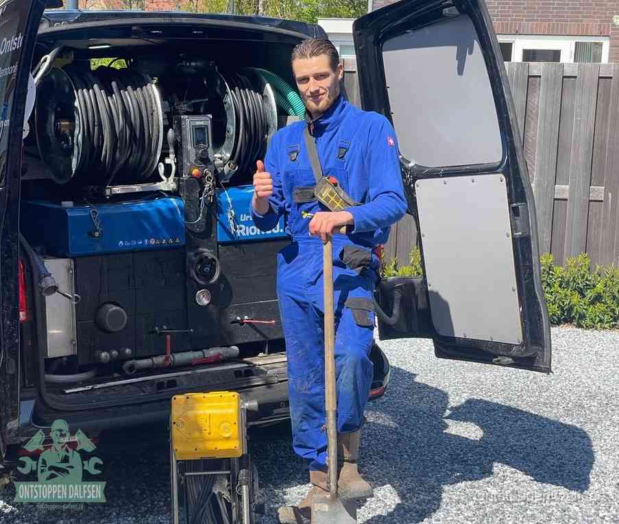 Een tevreden monteur met opgestoken duim naast de bestelbus, slim ingrijpen bespaart kosten bij een verstopte afvoer in Dalfsen
