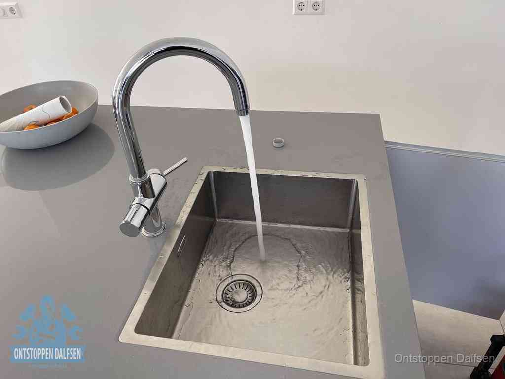 Een vrij doorstromende rvs spoelbak waar het water moeiteloos wegloopt, het resultaat van slim onderhoud dat geld bespaart in Dalfsen