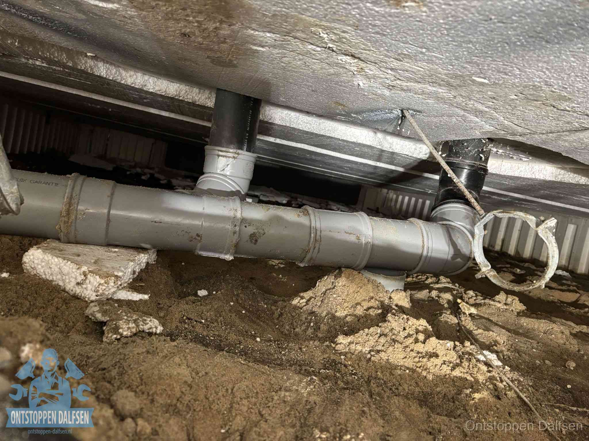 Gemengd en gescheiden rioolstelsel in Dalfsen PVC-buizen in de kruipruimte van een gemengd of gescheiden rioolstelsel in Dalfsen
