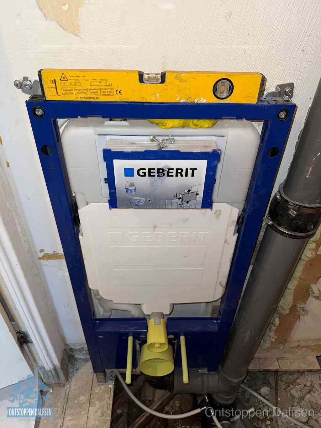 Een Geberit inbouwreservoir met frame voor een hangtoilet tegen de wand, met de afvoerbocht naar de vloer, kenmerkend voor een verstopt hangtoilet in Dalfsen