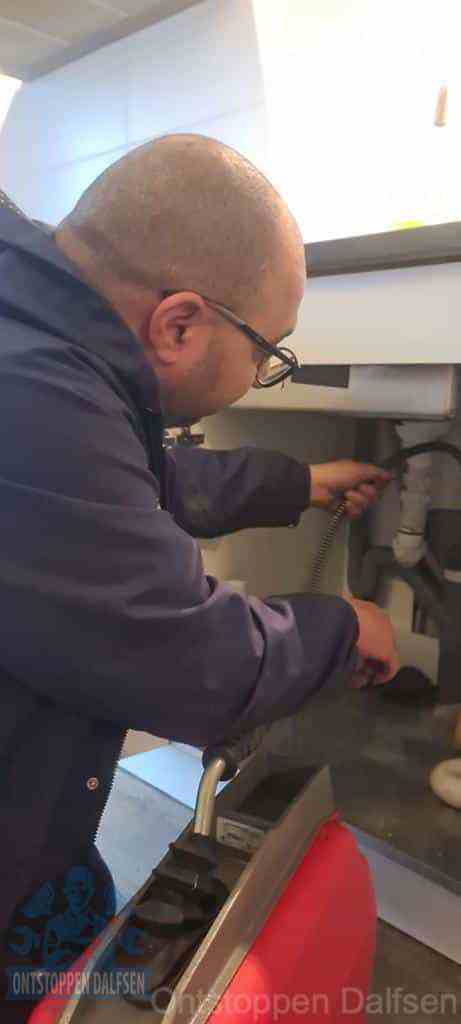 loodgieter-aan-het-werk-in-badkamer