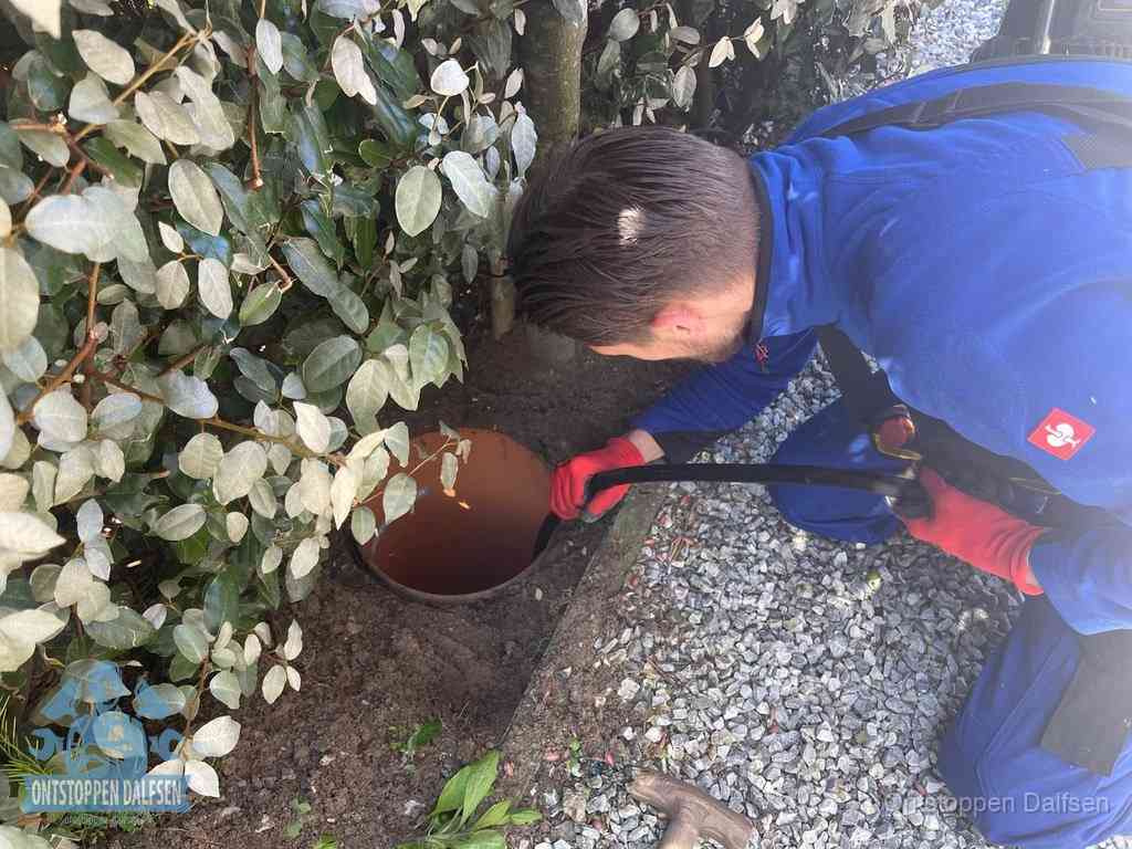Periodieke rioolreiniging in Dalfsen Monteur reinigt een rioolput met een slang, periodieke rioolreiniging in Dalfsen