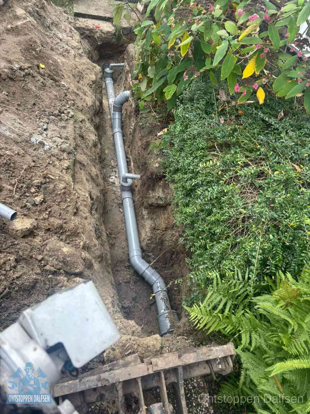 Riool repareren of vervangen in Dalfsen Open sleuf met nieuwe PVC-buizen, riool repareren en vervangen in Dalfsen