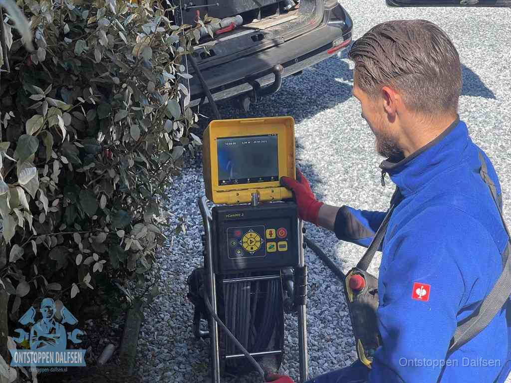 Rioolinspectie met camera in Dalfsen Monteur bedient een rioolinspectiecamera met monitor voor rioolinspectie in Dalfsen
