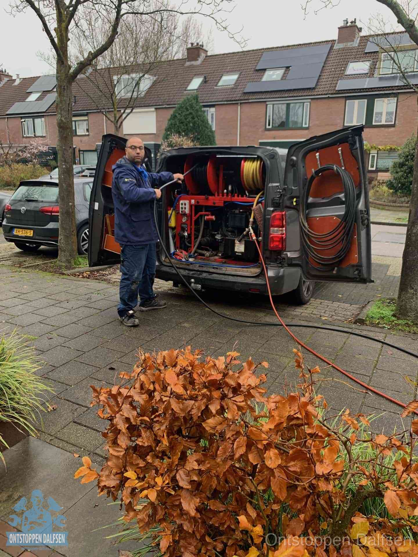 Rioolservice in de wijk in Dalfsen Monteur met rioolreinigingsbus levert rioolservice in de wijk in Dalfsen