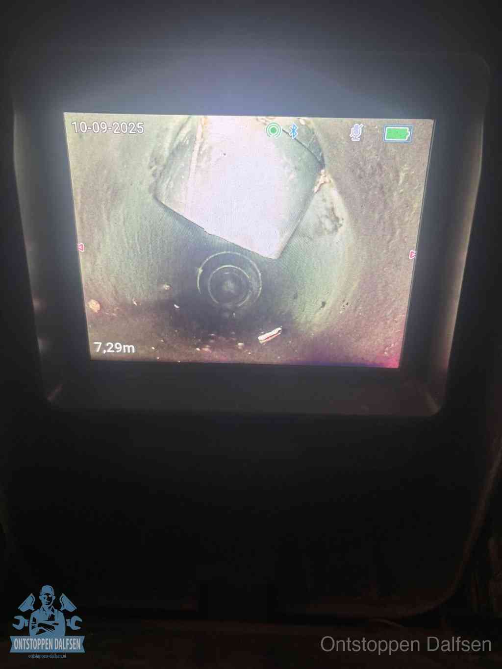 Rioolverzakking op camerabeeld in Dalfsen Camerabeeld van een verzakte rioolbuis diep onder de grond, een rioolverzakking in Dalfsen