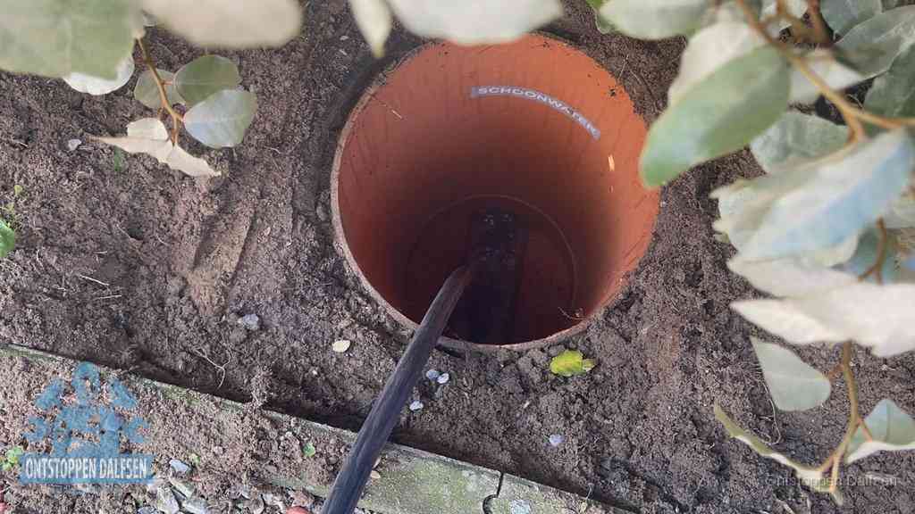 Rioolvliegjes en stankoverlast in Dalfsen Open inspectieput in de tuin waar een veer rioolvliegjes en stankoverlast aanpakt in Dalfsen