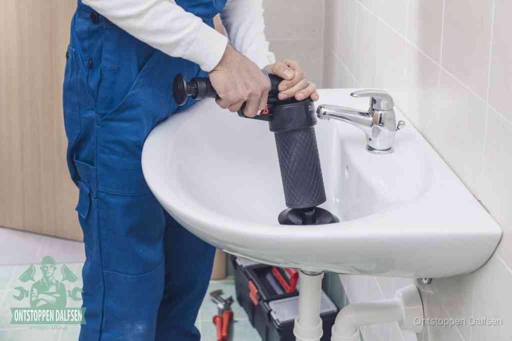 Een te ruwe doe-het-zelf poging met een hand-pomp op de afvoer van een badkamer-wastafel, een van de veelgemaakte fouten bij afvoer ontstoppen in Dalfsen
