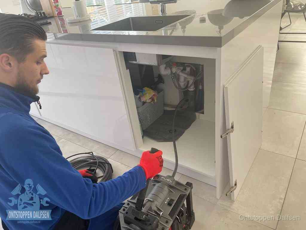 Verstopping per type afvoer in Dalfsen Monteur ontstopt met een veermachine een verstopte afvoer onder de gootsteen in Dalfsen