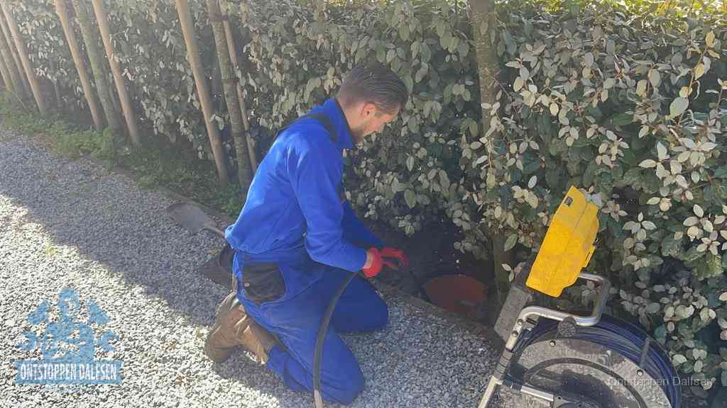 Werkwijze riool ontstoppen in Dalfsen Monteur aan het werk bij een rioolput, de werkwijze voor riool ontstoppen in Dalfsen