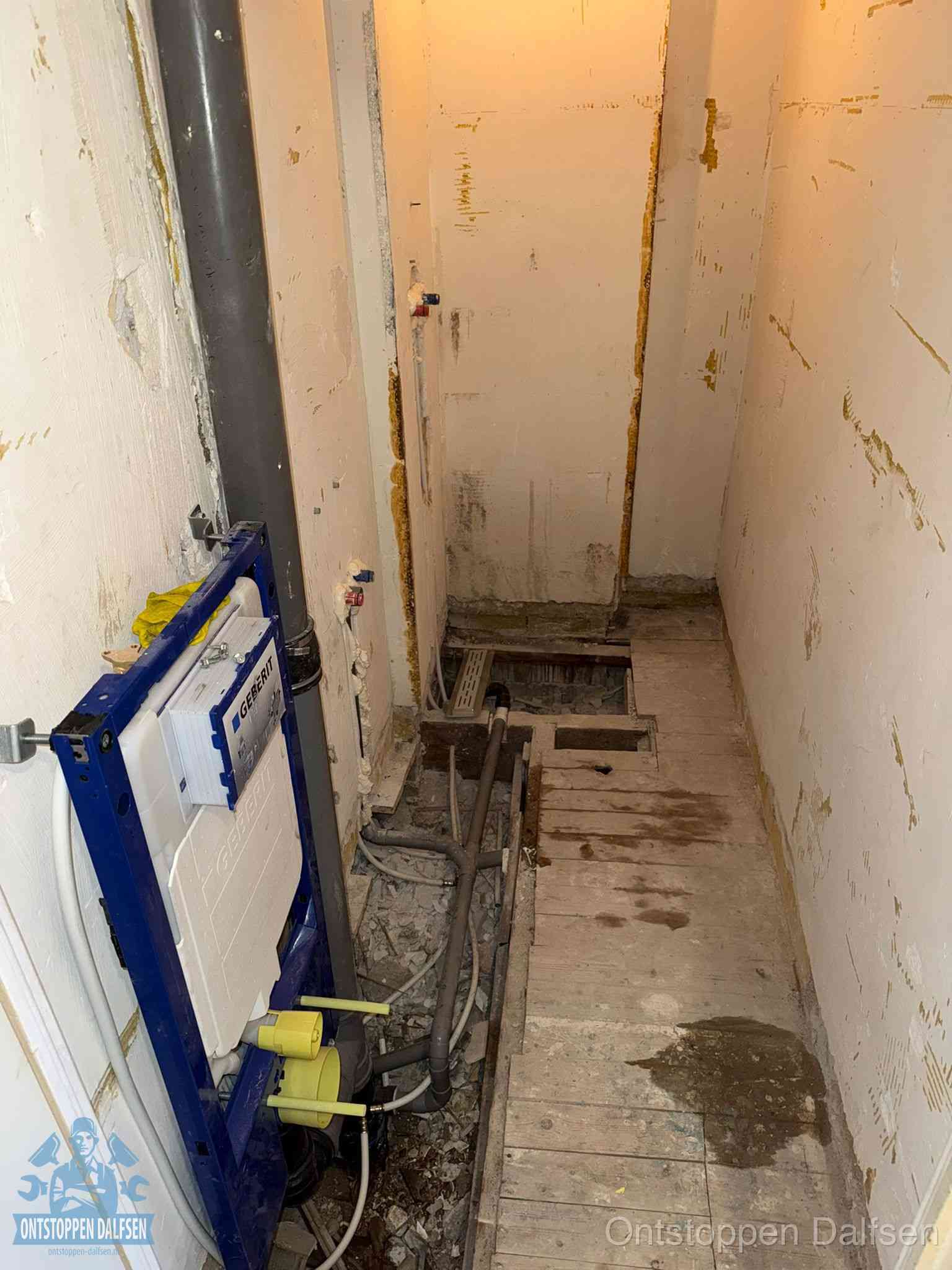 Een opgebroken toiletruimte tijdens renovatie met een Geberit inbouwreservoir en blootliggende oude afvoerleidingen, typisch voor oudere woningen in Dalfsen