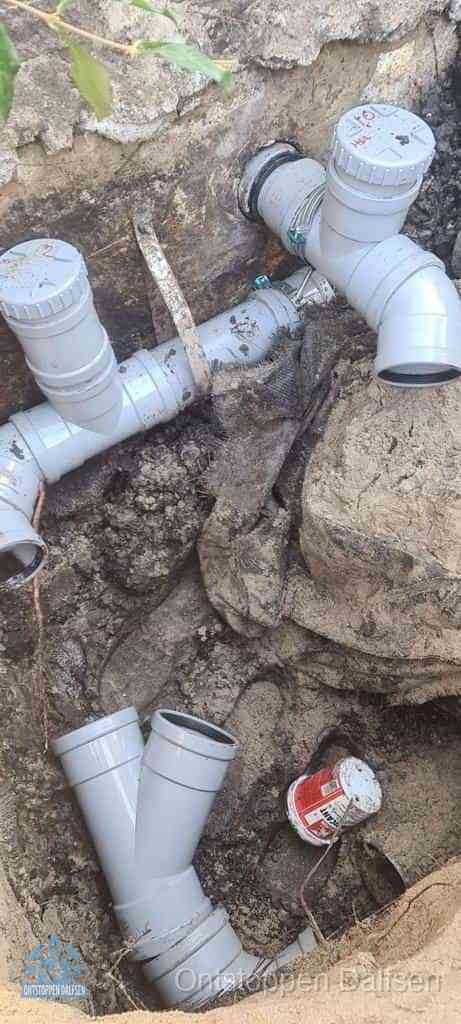 Wortelgroei in de rioolleiding in Dalfsen Uitgegraven PVC-rioolleiding waar wortelgroei de buis bereikt in Dalfsen