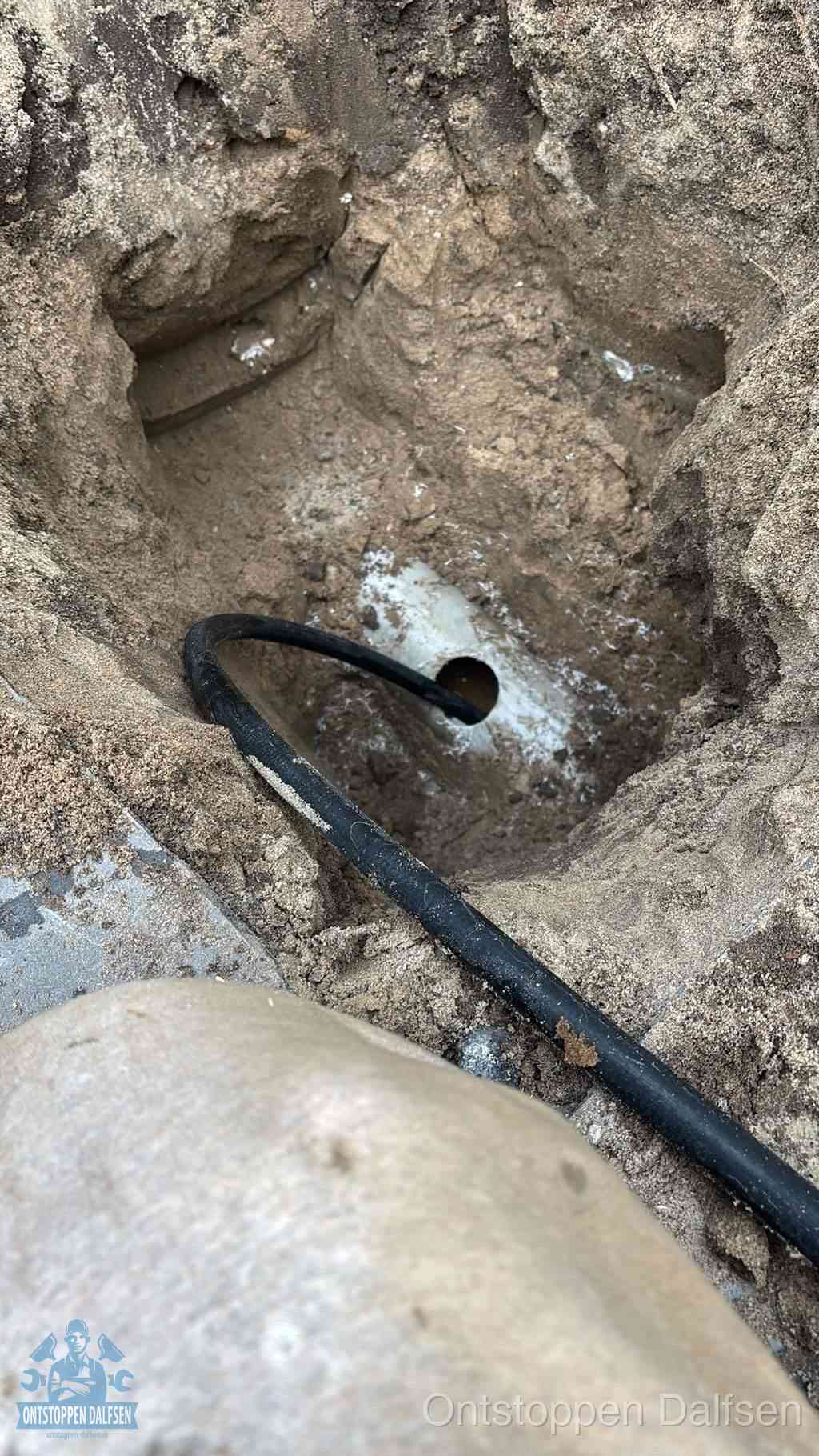 Zelf je riool ontstoppen in Dalfsen Uitgegraven rioolbuis in de grond, hulp om zelf het riool te ontstoppen in Dalfsen